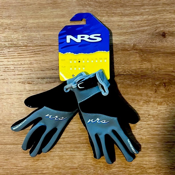 Accessories - NWT NRS hydro skin water gloves - XS